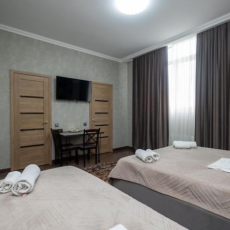 Iris Hotel Chisinau Exterior photo