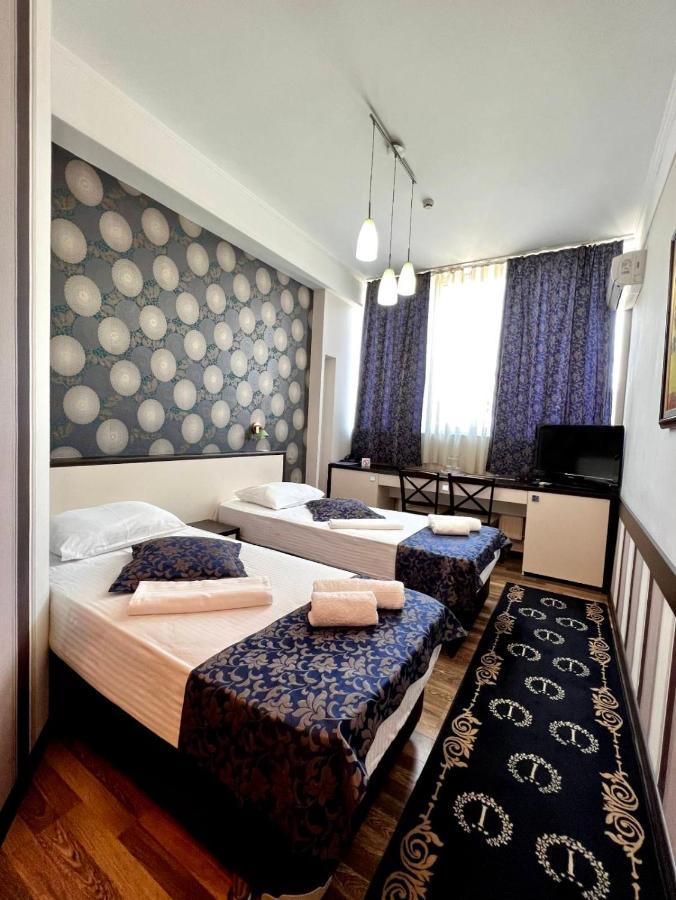 Iris Hotel Chisinau Exterior photo