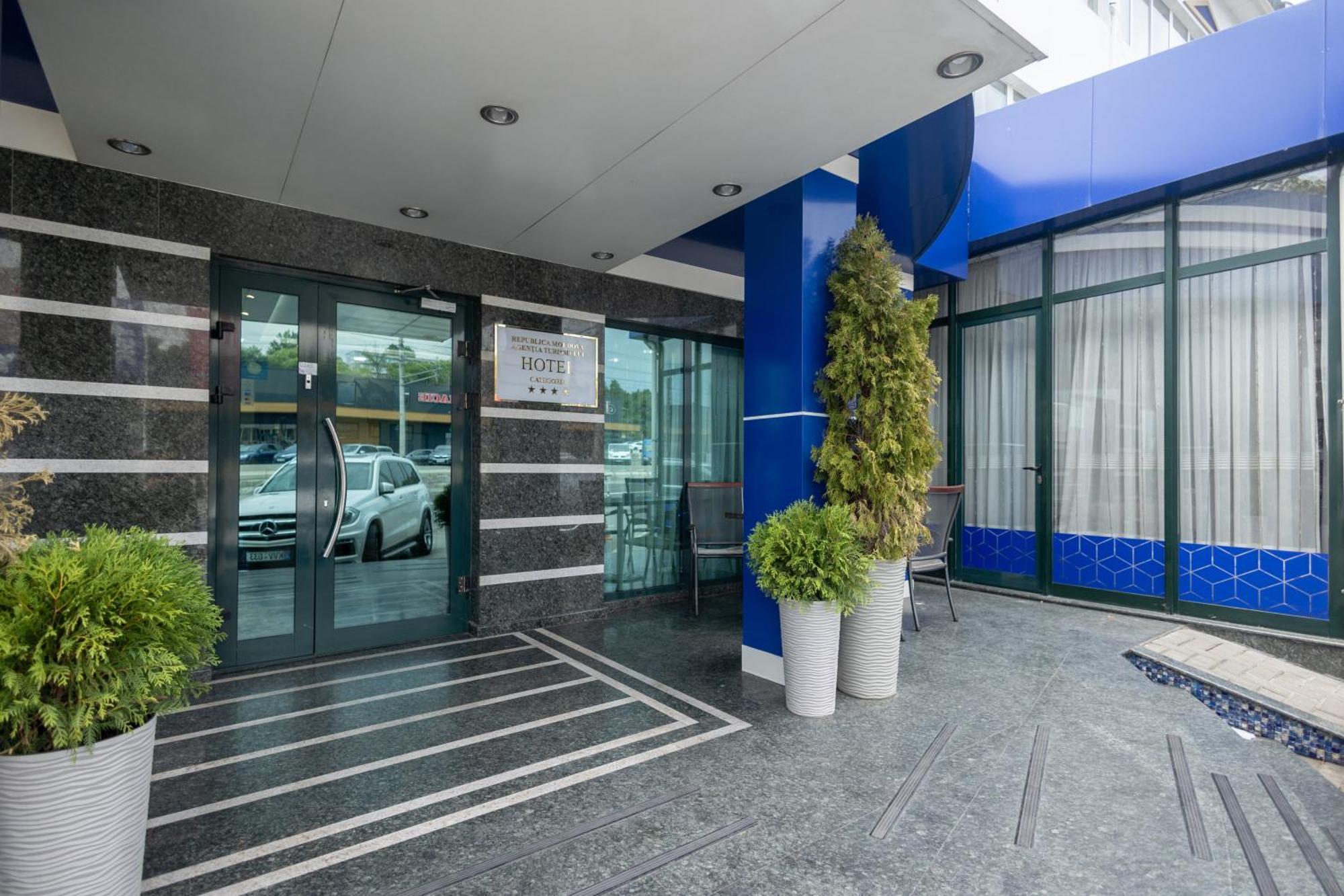 Iris Hotel Chisinau Exterior photo